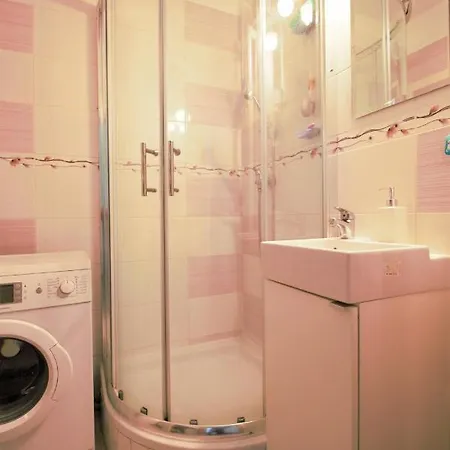 Cozy, Bright With Free Parking Homestay