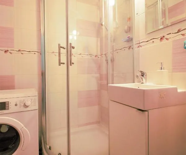 Cozy, Bright With Free Parking Gazde/Camere de închiriat