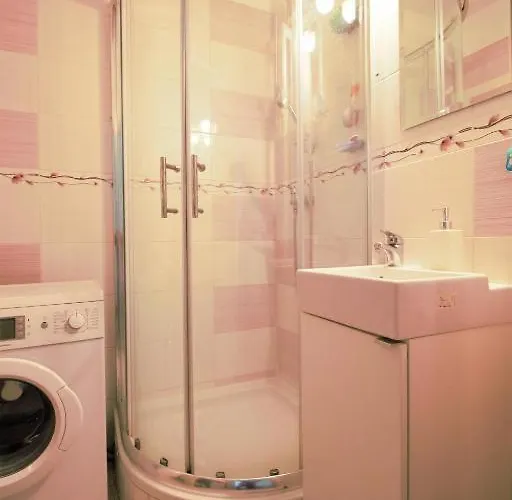 Cozy, Bright With Free Parking Gazde/Camere de închiriat *