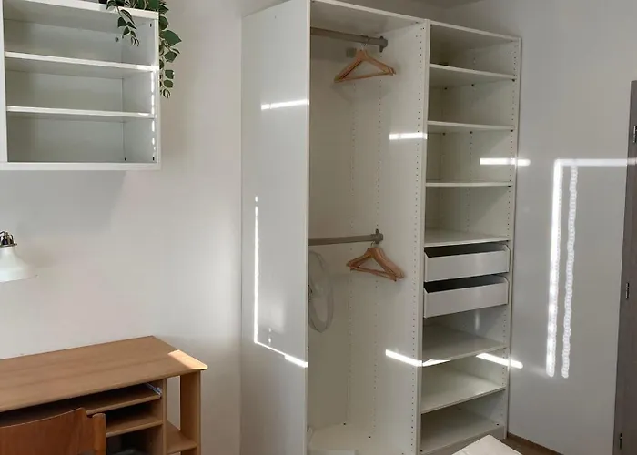 Cozy, Bright With Free Parking